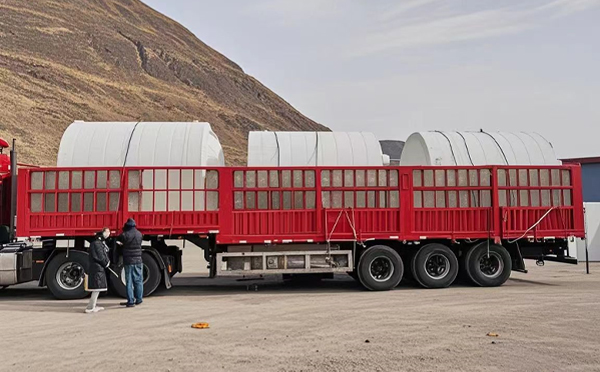 山丹塑料桶装车完毕准备运输中