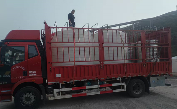 山丹立式运输桶安排发货现场